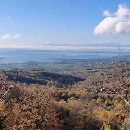 Moderne Mit Atemberaubendem Seeblick