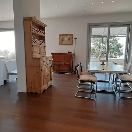 Moderne Mit Atemberaubendem Seeblick *