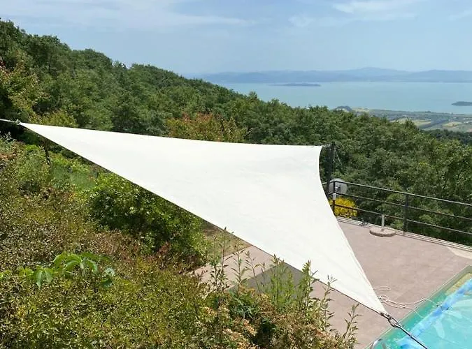 Moderne Mit Atemberaubendem Seeblick