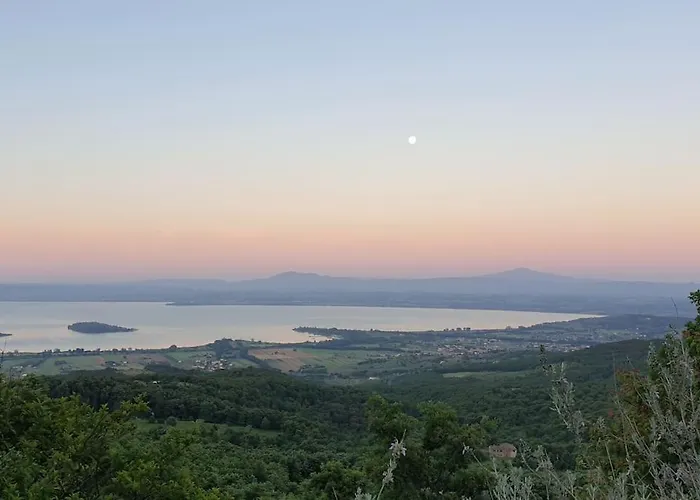 Moderne Mit Atemberaubendem Seeblick