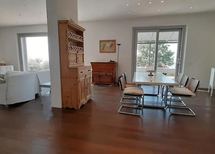 Moderne Mit Atemberaubendem Seeblick *