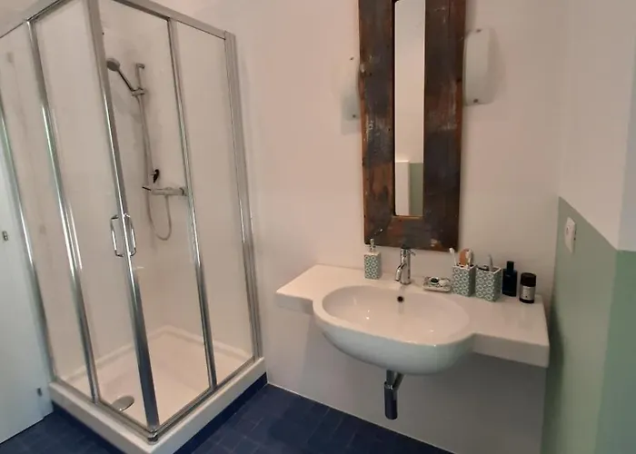 Moderne Mit Atemberaubendem Seeblick *